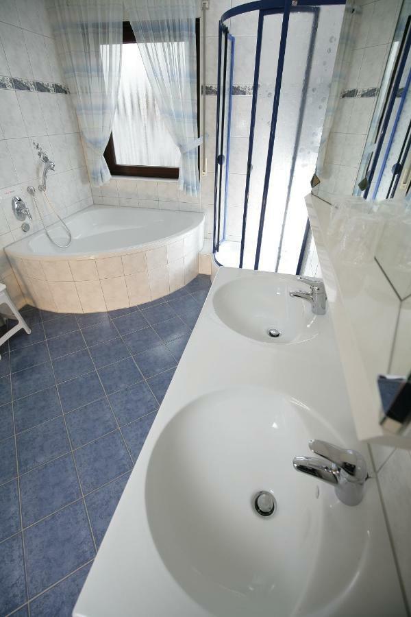 Hotel Am Baronenwald Goeppingen Ngoại thất bức ảnh
